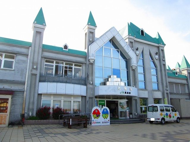 近くの高畠駅まで1,000m（徒歩13分）