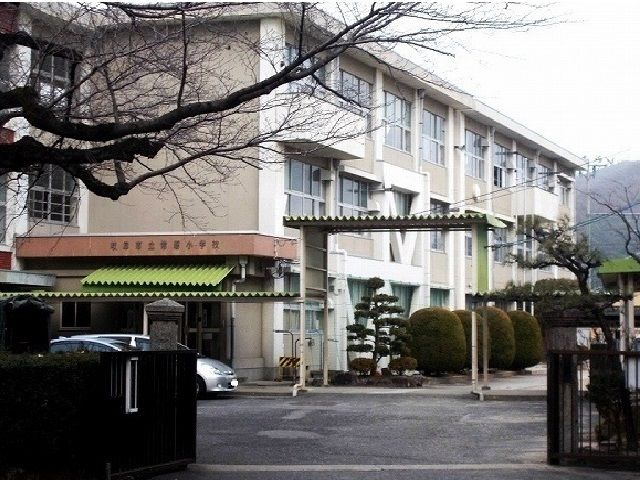 近くの岐阜市立常盤小学校まで190m（徒歩3分）