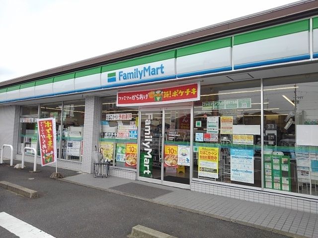 近くのファミリーマート茜部寺屋敷店まで450m（徒歩6分）