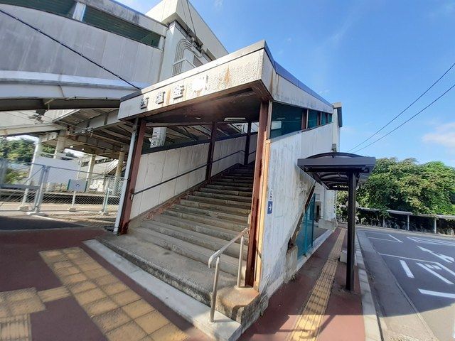 近くの西塩釜駅まで821m（徒歩11分）