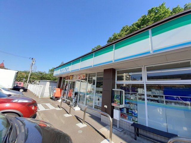 近くのファミリーマート川平一丁目店まで550m(徒歩7分)