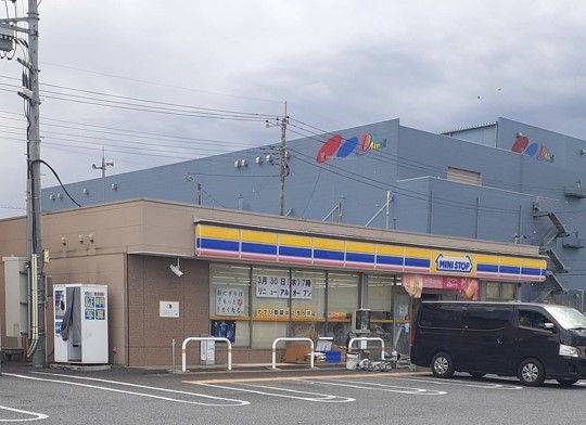 近くのミニストップ行田長野店まで850m（徒歩11分）