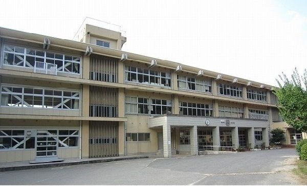 近くの八雲小学校まで2,000m（徒歩25分）