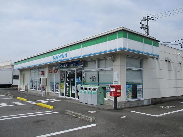 近くのファミリーマート 西都右松店まで700m（徒歩9分）