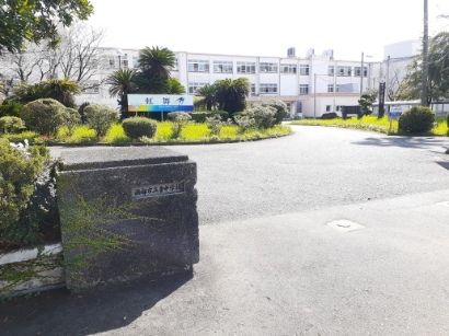 近くの西都市立妻中学校まで1,000m（徒歩13分）