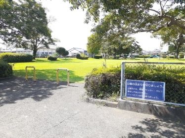 近くの下鶴児童公園まで400m（徒歩5分）