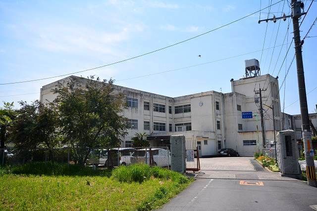 近くの行橋市立　泉中学校まで1,100m（徒歩14分）