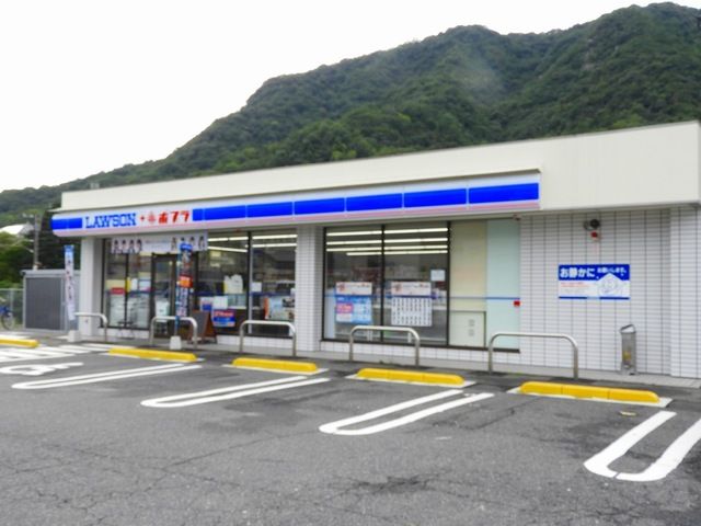 近くのローソンポプラまで240m（徒歩3分）
