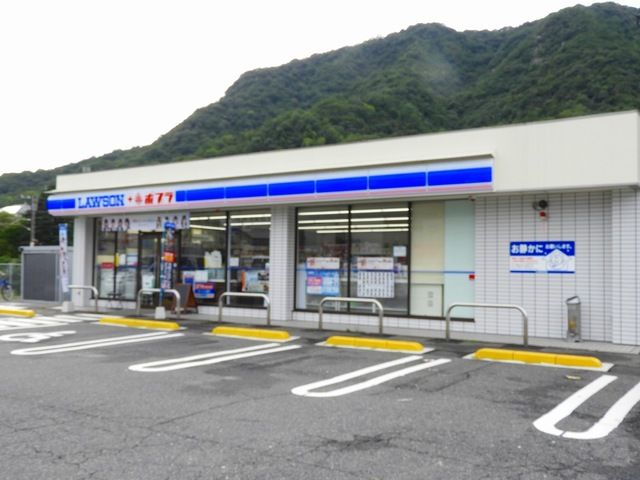 近くのコンビニまで240m（徒歩3分）