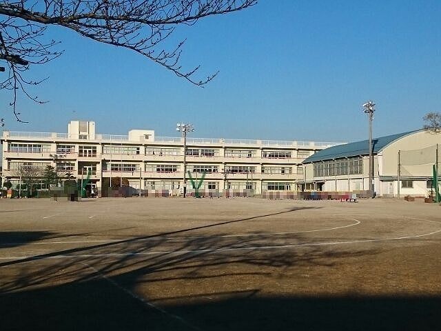 近くの礼羽小学校まで300m（徒歩4分）
