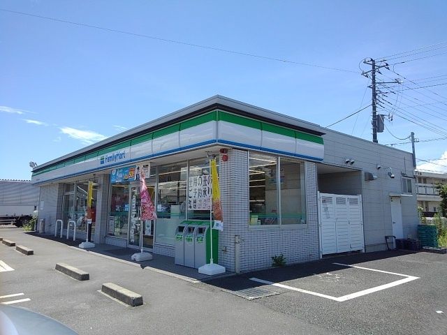 近くのファミリーマート富士まつもと店まで600m(徒歩8分)