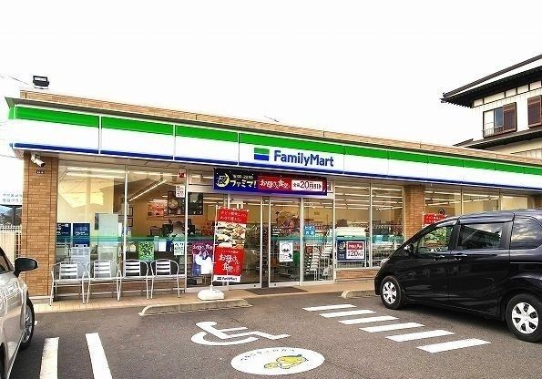 近くのファミリーマートまで350m（徒歩5分）
