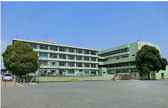 近くの清水小学校まで650m（徒歩9分）