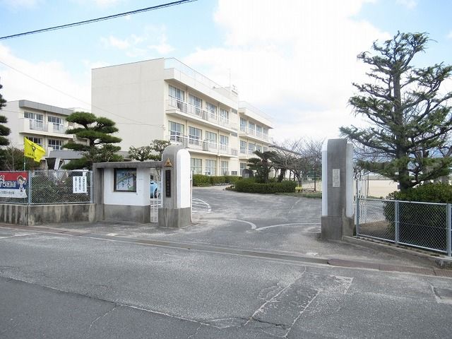 近くの防府市立新田小学校まで1,400m（徒歩18分）