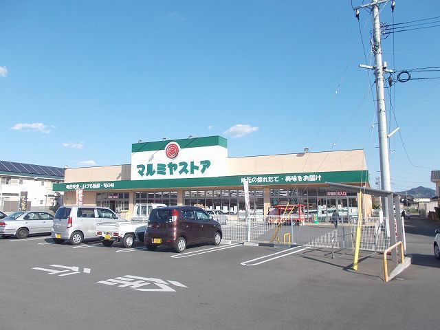 近くのマルミヤストア一ヶ岡店まで1,000m（徒歩13分）