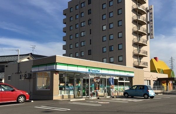 近くのファミリーマート 鯖江新横江店まで450m(徒歩6分)