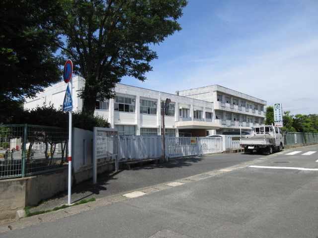 近くの荒尾第一小学校まで640m（徒歩8分）