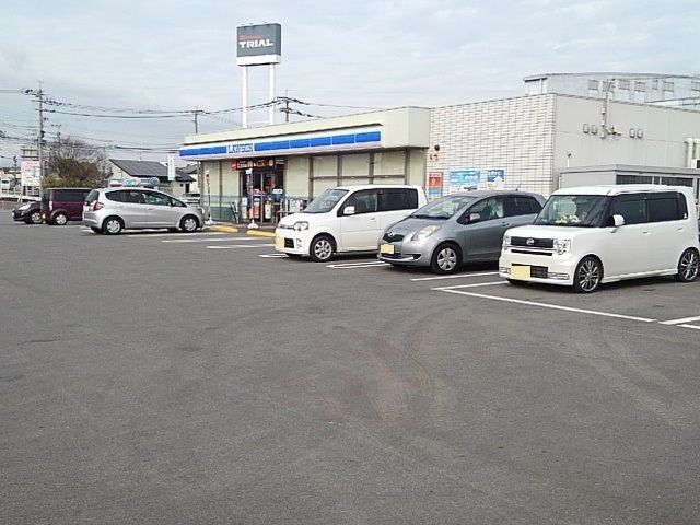 近くのコンビニまで590m（徒歩8分）