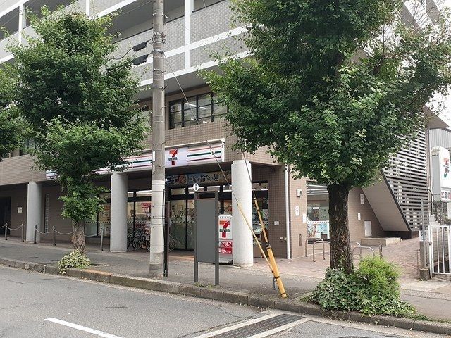 近くのセブンイレブン京都修学院駅前まで750m（徒歩10分）