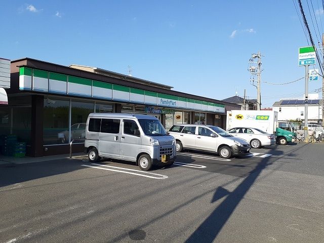 近くのファミリーマート三郷花和田西店まで400m(徒歩5分)