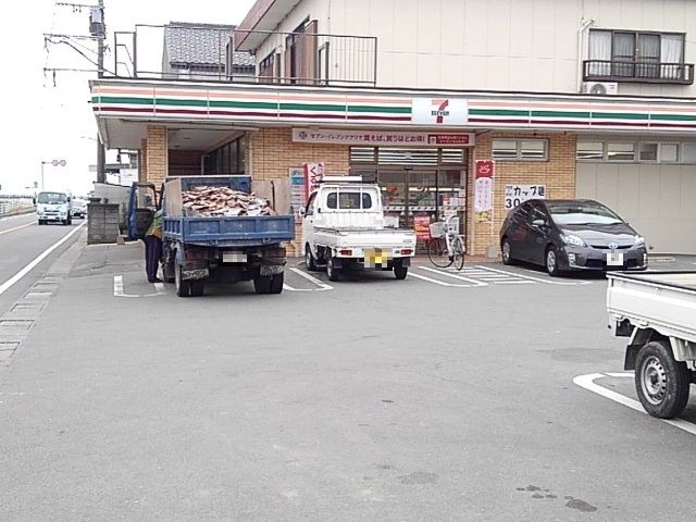 近くのセブンイレブン大善寺藤吉店まで750m（徒歩10分）