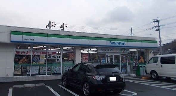 近くのコンビニまで260m（徒歩4分）