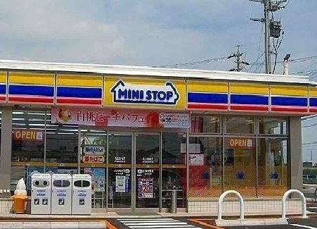 近くのミニストップまで350m（徒歩5分）