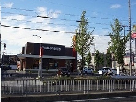 近くのマクドナルドまで1,300m（徒歩17分）