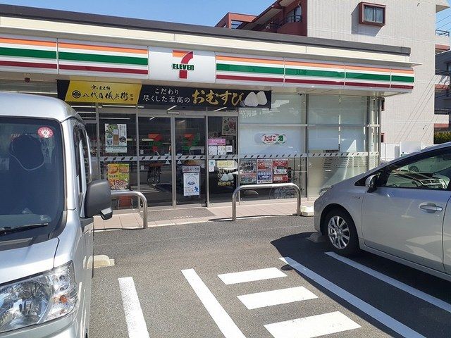 近くのセブンイレブン弥富市役所前店まで470m（徒歩6分）