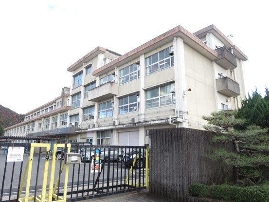 近くの小学校まで400m（徒歩5分）