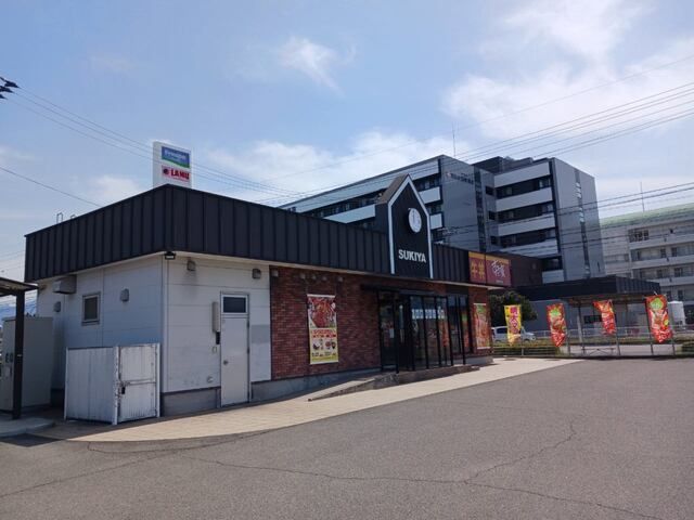 近くのすき家西条新田店まで1,600m（徒歩20分）