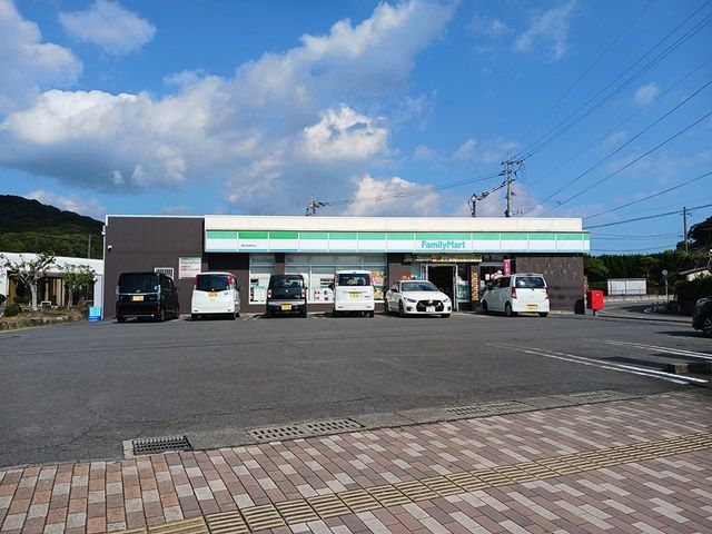近くのファミリーマート諫早真崎町店まで1,630m（徒歩21分）