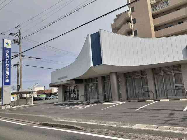 近くの浜松磐田信用金庫 初生支店まで700m(徒歩9分)
