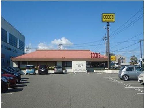 近くのココス ベル店まで500m（徒歩7分）