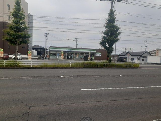 近くのファミリーマート大村杭出津店まで56m（徒歩1分）