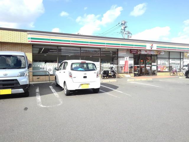 近くのコンビニまで900m（徒歩12分）