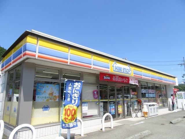 近くのミニストップ和田山桑原店まで850m(徒歩11分)