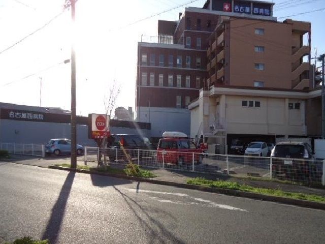 近くの飲食店まで550m（徒歩7分）