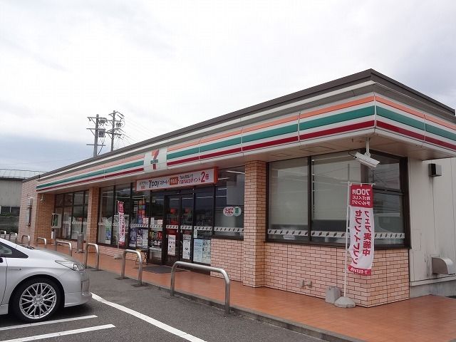 近くのコンビニまで690m（徒歩9分）