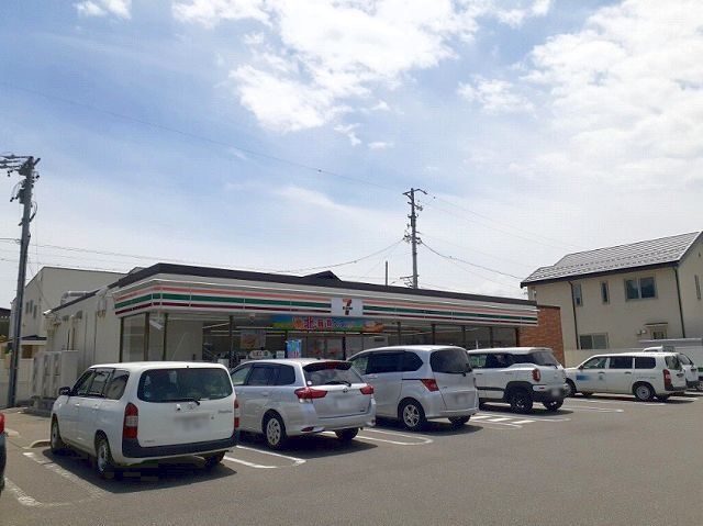 近くのコンビニまで680m（徒歩9分）