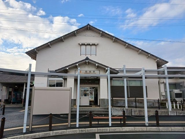 近くの新城駅まで750m（徒歩10分）