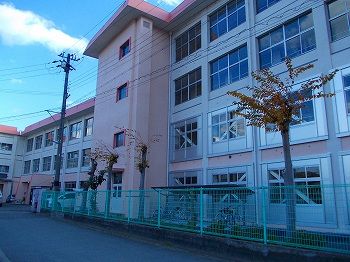 近くの小学校まで120m（徒歩2分）