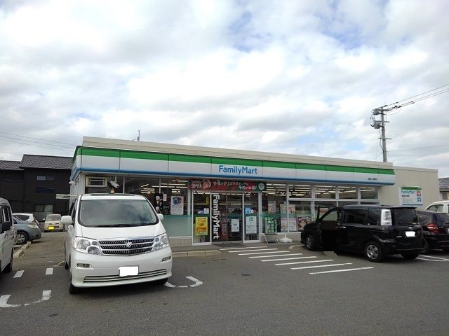 近くのコンビニまで550m（徒歩7分）