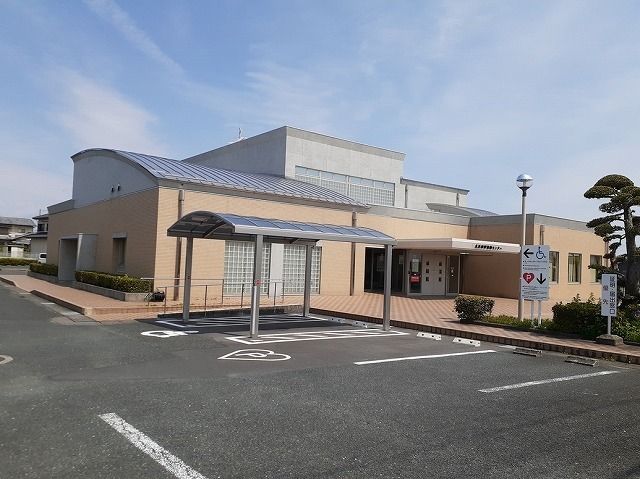 近くの役所まで750m（徒歩10分）