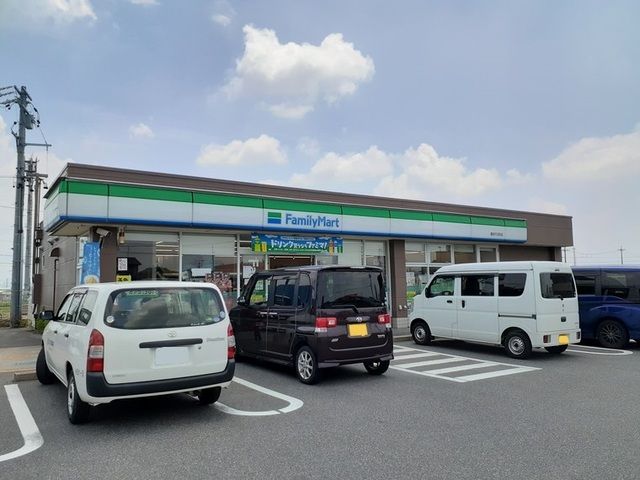 近くのファミリーマートまで400m（徒歩5分）