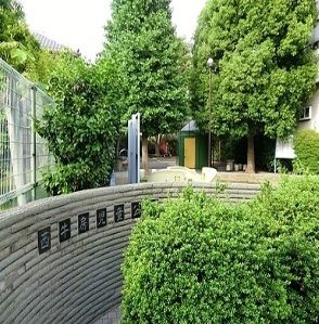 近くの西牛房児童公園まで750m(徒歩10分)