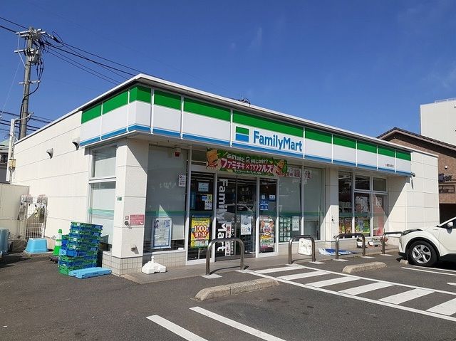 近くのファミリーマートまで500m（徒歩7分）