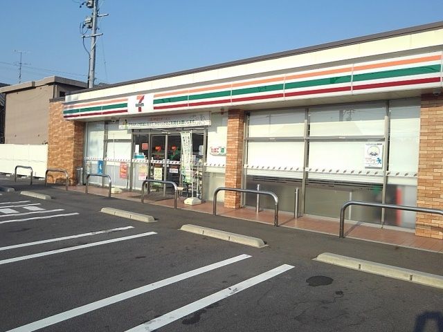 近くのセブンイレブン柳津町南塚店まで400m（徒歩5分）