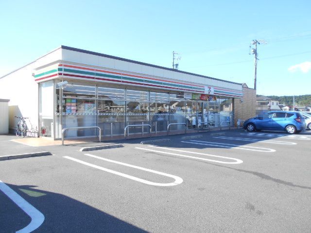 近くのコンビニまで800m（徒歩10分）