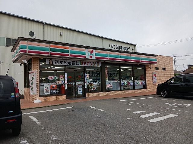 近くのセブンイレブン東背振インター店まで500m（徒歩7分）